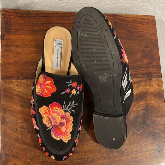 Black flats. Floral embroidery. Adorable mules by INC in Women’s Size 6. New. 🌺 - Picture 6 of 11